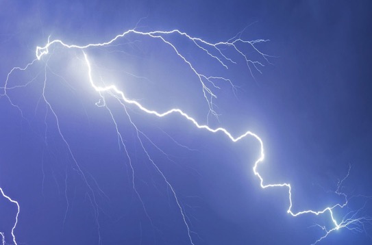 Blitz: Gigantischer Kurzschluss am Himmel bringt Leuchtfeuer - Artikel von  The Weather Channel | weather.com